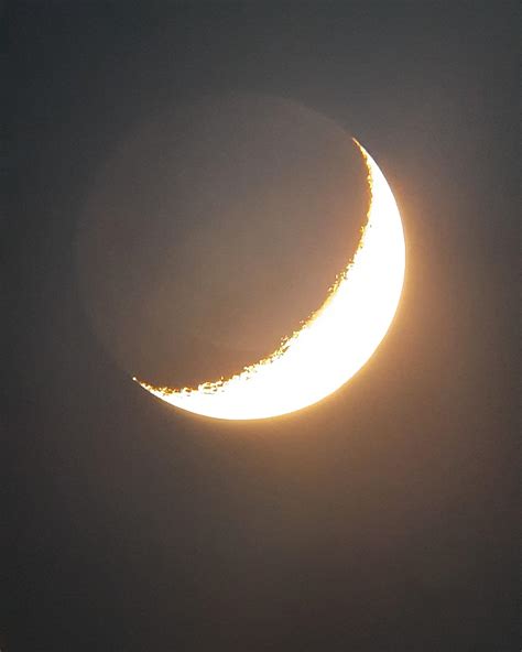 Crescent moon glow : r/astrophotography