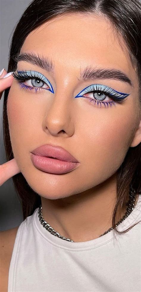 Stunning makeup looks 2021 : Blue and Electric Blue Makeup look