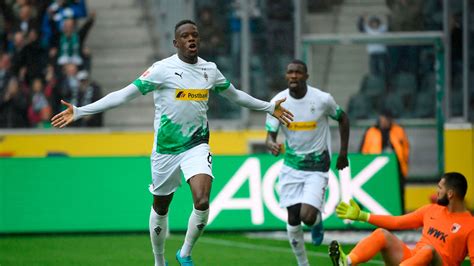 Bundesliga: Gladbach erstmals seit acht Jahren Spitzenreiter | Fußball ...