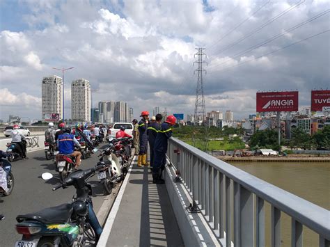 Bỏ vợ lại trên cầu, người đàn ông quê Gia Lai nhảy cầu Sài Gòn mất tích