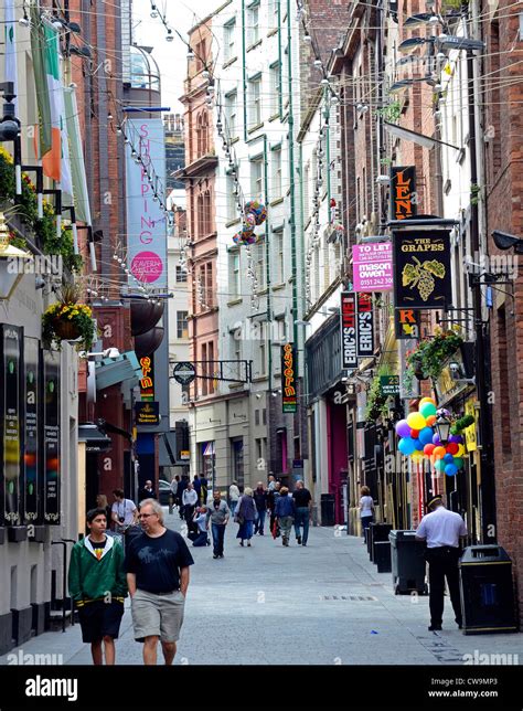 Tourists in Mathew street, Liverpool, England, UK Stock Photo - Alamy