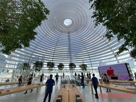 Apple MBS Store Sees Long Queues On Opening Day, Can Only Visit On 11 Sep