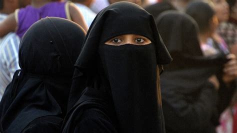 Understanding the Burqa: History, Meaning, and Controversy - In Fashioner