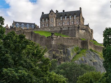 Scenic view of Edinburgh Castle on Castle rock, Edinburgh, Scotland ...