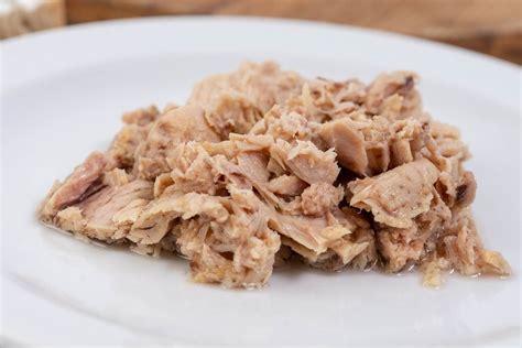 Canned Tuna Fish served on the white plate - Creative Commons Bilder