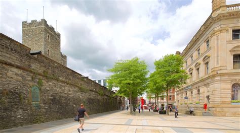 Derry City Walls in Londonderry | Expedia.co.uk