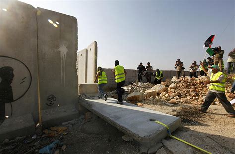 The Israeli separation barrier: A West Bank wall - The Christian ...