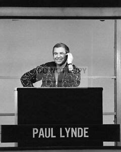 PAUL LYNDE IN THE CENTER SQUARE ON "THE HOLLYWOOD SQUARES" - 8X10 PHOTO ...