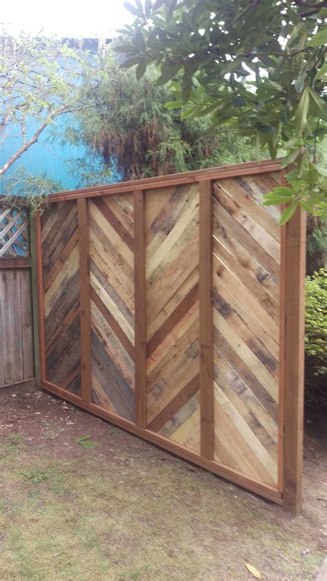 Pallet Fences • Page 4 of 4 • DIY Wood Pallet Projects & Ideas • 1001 ...