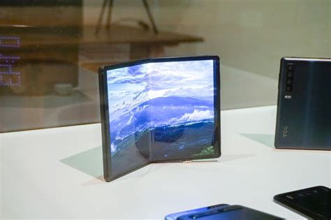 TCL's foldable phone concept bends in half like a stack of cash | Mashable