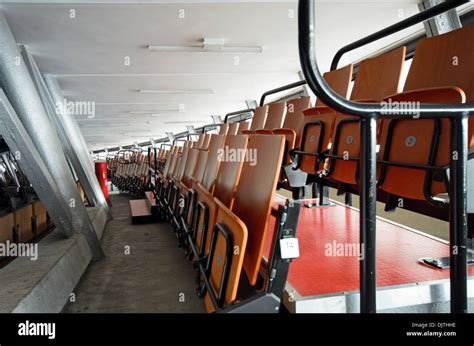 Row of chairs hi-res stock photography and images - Alamy