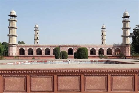 Top 8 Stunning Facts about the Tomb of Jahangir