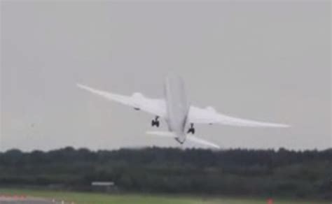 Amazing Boeing 787 Takeoff