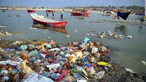 Las dos caras del río Ganges: la fe y la contaminación - CNN Video