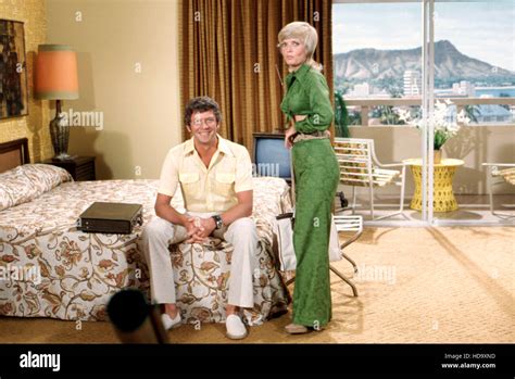 THE BRADY BUNCH, Robert Reed, Florence Henderson on-set, 'Hawaii Bound ...