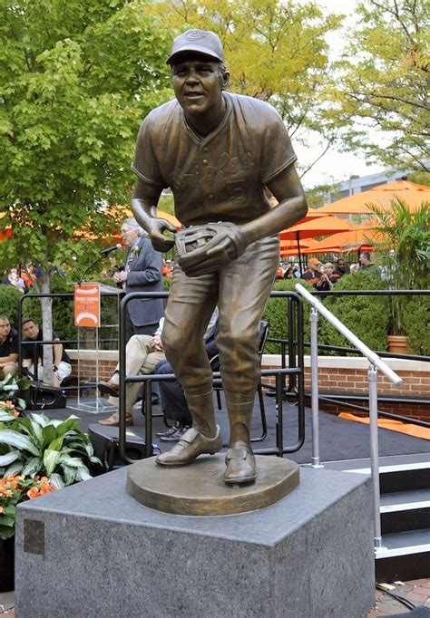 Photo of the day: Brooks Robinson's statue - CBSSports.com