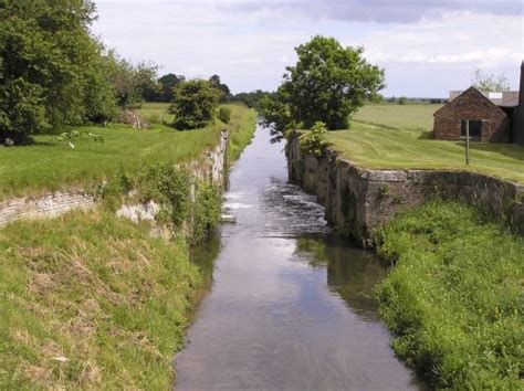 "Louth canal at Alvingham" by Mick Carver at PicturesofEngland.com