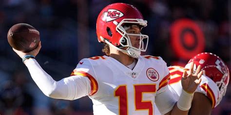 Patrick Mahomes throws unreal no-look pass to Jerick McKinnon for touchdown | Fox News