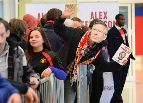 Sir Alex Ferguson's autobiography destroys opposition to top the book charts | The Independent ...