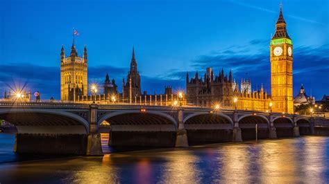 London at night, Houses of Parliament and Big Ben, England, UK ...