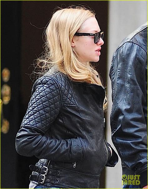 Amanda Seyfried & Desmond Harrington: Sidewalk Sitdown!: Photo 2740082 ...