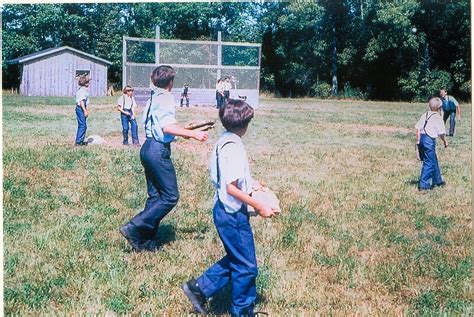 File:Amish children playing baseball, Lyndonville NY.jpg - Wikipedia