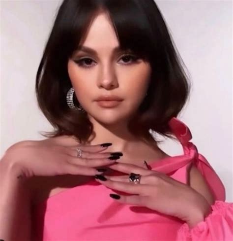 Selena Gomez Shows Off The Best Nail Polish If You're 50 And Want Young ...