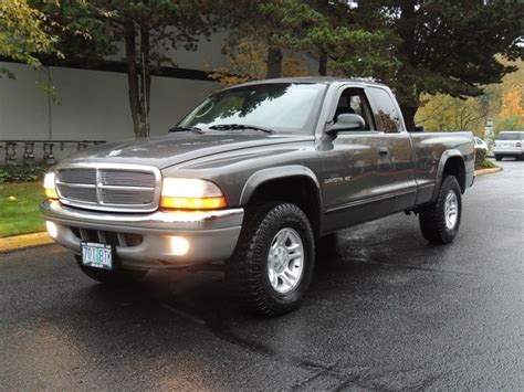 2002 Dodge Dakota SLT Plus/ 4X4 / Auto/ Magnum V8 / Excel Cond