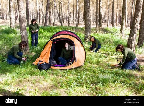 Different steps of building an igloo tent Stock Photo - Alamy