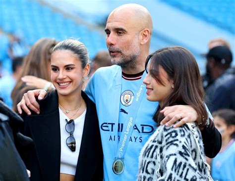 Pep Guardiola celebra con su mujer, sus hijos y su padre el título del City