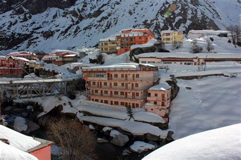 Heavy snowfall in Badrinath after 31 years | IndiaToday