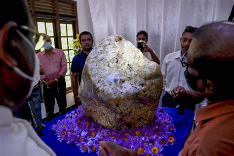 310-kg 'Queen of Asia' natural blue sapphire unveiled in Sri Lanka | Daily Sabah