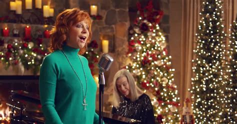 Reba McEntire Delivers a Big Bouquet of Beautiful Christmas Classics ...