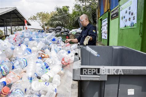 Pusat Daur Ulang Cicabe Mampu Olah Hingga 1 Ton Sampah | Republika Online