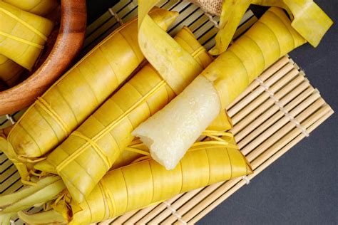 Suman malagkit with coconut caramel sauce - GreedyPanda Foodie Blog