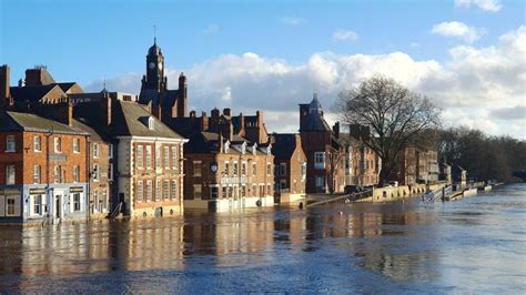 York flood defences deployed after rising River Ouse levels - BBC News