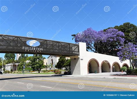 FULLERTON, CALIFORNIA - 21 MAY 2020: Fullerton College Elevated Walkway Ofer Chapman Avenue ...