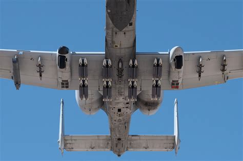 Le A-10 Warthog équipé de 16 munitions guidées GBU-39B