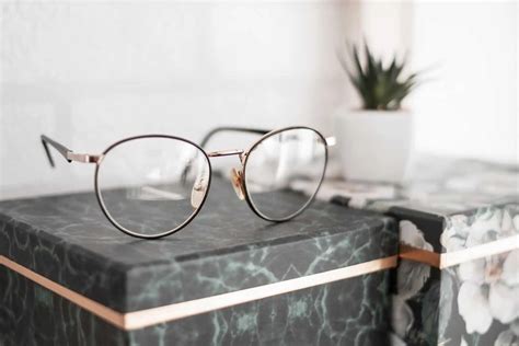 Are No-Line Bifocals and Progressive Lenses Right for Me? | Neal Eye Group