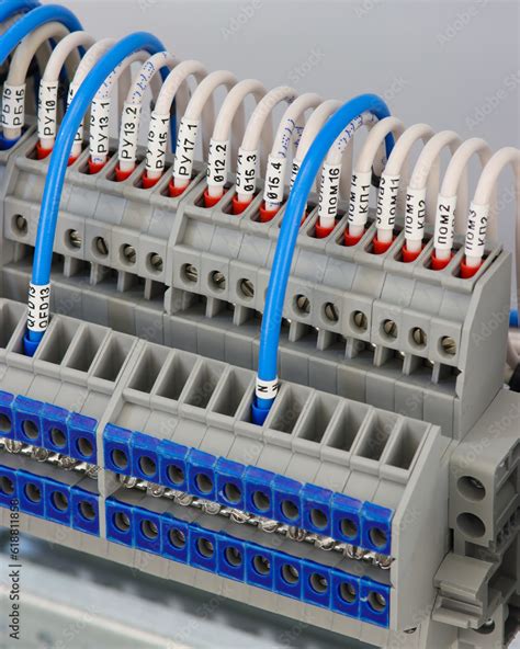 Screw electrical pass-through terminals with connected mounting ...