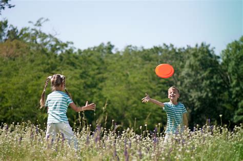 Children playing frisbee | Explore Frisbee