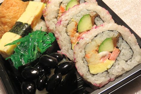 File:Vegetarian sushi rolls.jpg - Wikimedia Commons