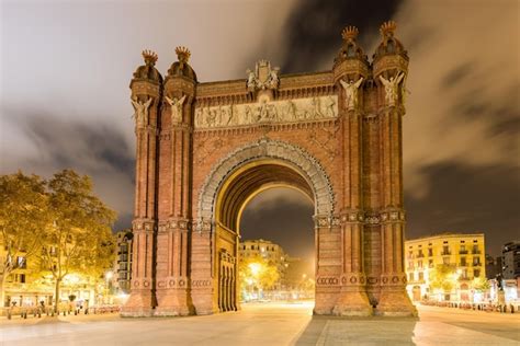 Premium Photo | The arc de triomf at night in barcelona spain