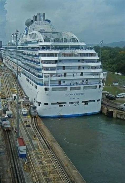 Cruise ship'The Island Princess' going through the Panama canal. "Everyone breath in" : r/BeAmazed