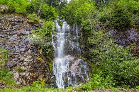 Premium Photo | Waterfall in canada