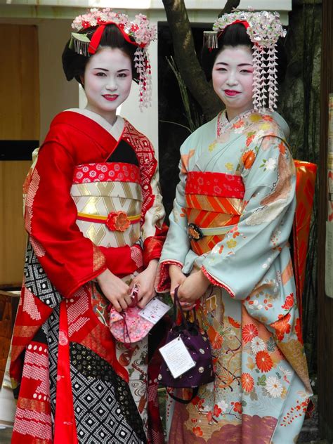 CAMIRTW: Japanese People in Traditional Clothes