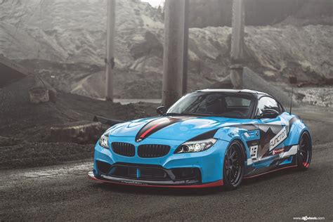 Widebody BMW Z4 with racing livery is a win-win.