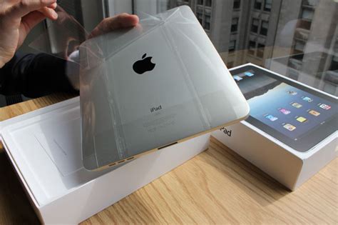 iPad Unboxing Pictures and Video, First Impressions | The iPad Guide