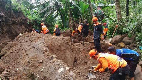 Bantaran Sungai Pakancilan Longsor, Saluran Irigasi Tertutup : Okezone News