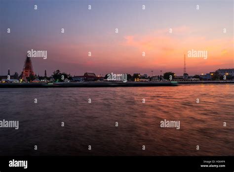 Wat Arun temple, sunset - Bangkok Stock Photo - Alamy